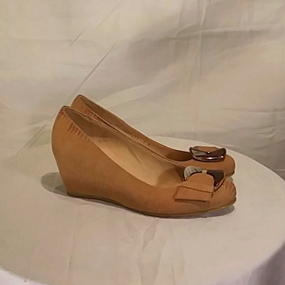 🔥 NWT  Stuart Weitzman Tan textured Leather With Tortoiseshell Buckle Shoes - Picture 5 of 16